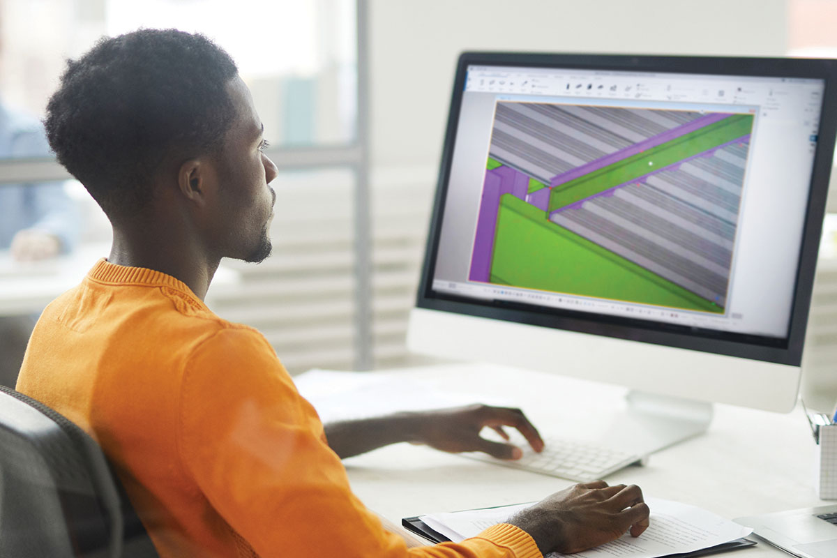 Un homme utilisant un logiciel BIM sur un ordinateur